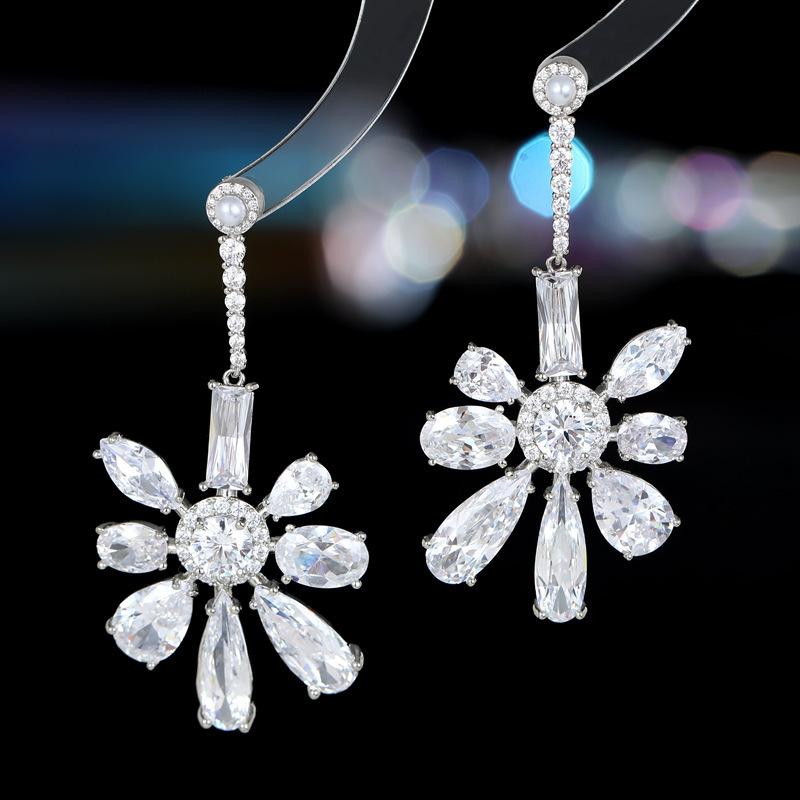Women s Light Luxury Design Elegant Inlaid Zircon Flower Earrings Fashionable And Versatile Niche Design Earrings
Women s Light Luxury Design Elegant Inlaid Zircon Flower Earrings Fashionable And Versatile Niche Design Earrings