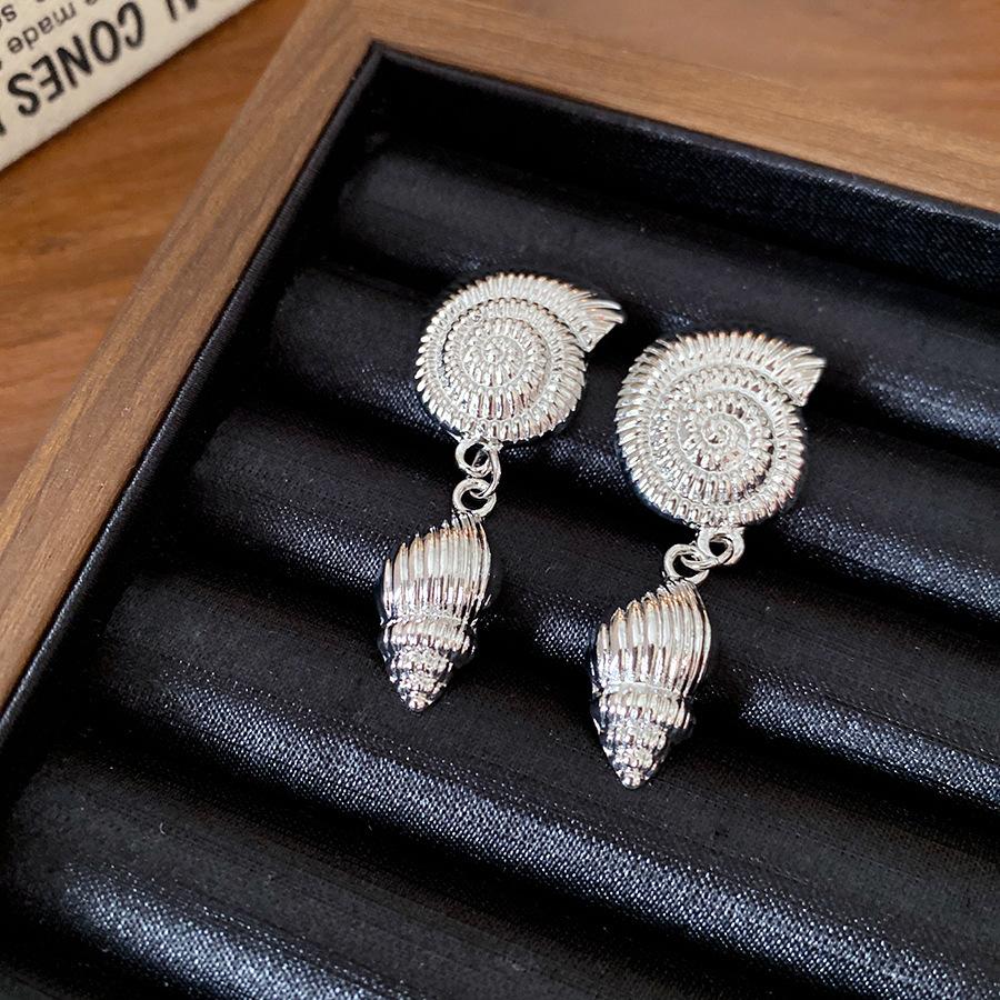 Silver needle texture starfish asymmetric earrings European and American niche personalized design earrings light luxury high-end earrings
Silver needle texture starfish asymmetric earrings European and American niche personalized design earrings light luxury high-end earrings