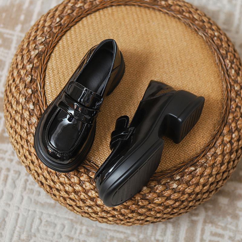 Грубый каблук мягкая кожа толстая подошва маленький человек ветер маленькие кожаные туфли одна педаль женские одинарные туфли 40 чёрный
Грубый каблук мягкая кожа толстая подошва маленький человек ветер маленькие кожаные туфли одна педаль женские одинарные туфли 40 чёрный