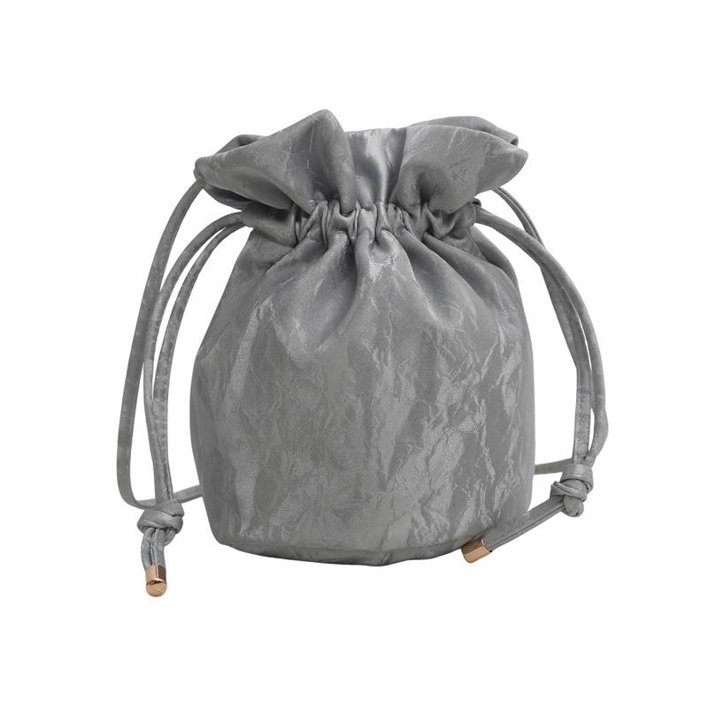 Кожаная Современная Сумка-Ведро из ПУ для Женщин с 3D Внешним Карманом и Без Подкладки серебряный
Кожаная Современная Сумка-Ведро из ПУ для Женщин с 3D Внешним Карманом и Без Подкладки серебряный