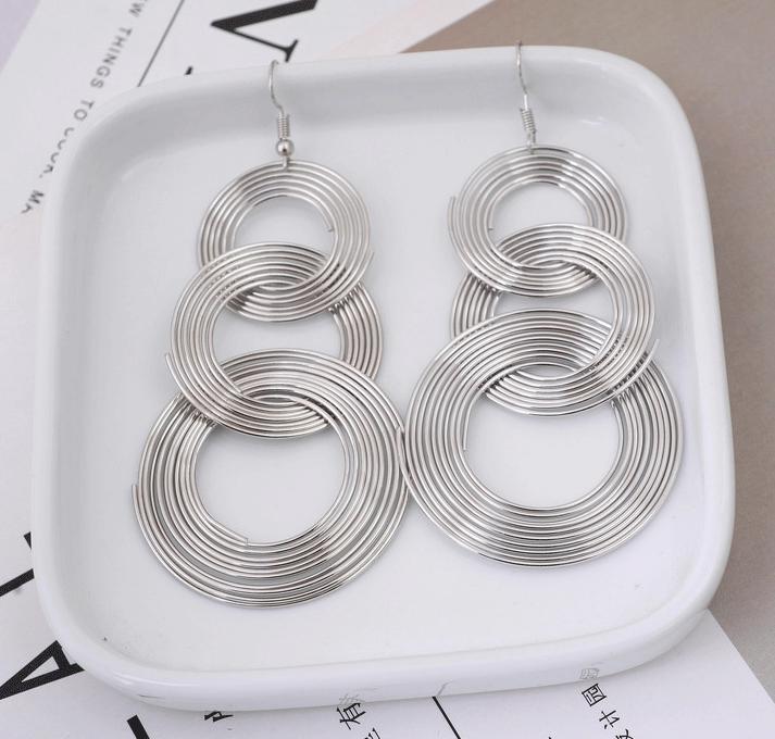 Fashion Exaggerated Pendant Size Round Circle Earrings Female Temperament Personality Color Matching Bump Earrings Ear Zircon мідний
Fashion Exaggerated Pendant Size Round Circle Earrings Female Temperament Personality Color Matching Bump Earrings Ear Zircon мідний