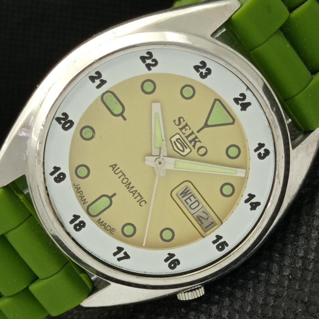 USED VINTAGE SEIKO 5 AUTOMATIC JAPAN MENS DAY/DATE GOLDEN WATCH 595a-a312365-2 SKU595a-a312365
USED VINTAGE SEIKO 5 AUTOMATIC JAPAN MENS DAY/DATE GOLDEN WATCH 595a-a312365-2 SKU595a-a312365