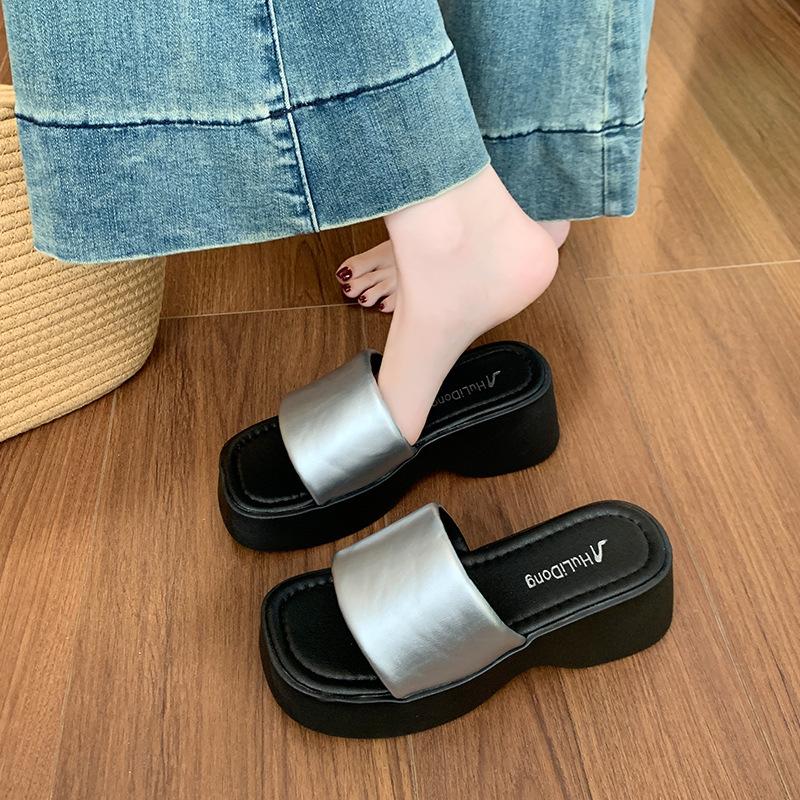 Muffin thick-soled small one-word slippers women s shoes wear 2025 new summer silver sandals 35 серебряный
Muffin thick-soled small one-word slippers women s shoes wear 2025 new summer silver sandals 35 серебряный