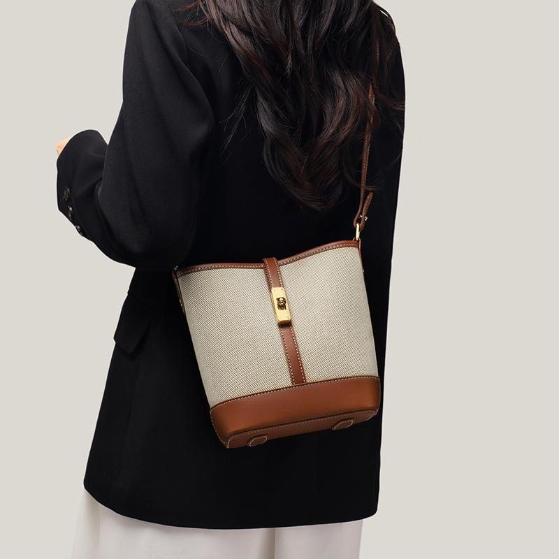 Сумка-ведро 2025 Новая женская сумка Осень Зима Сумка через плечо Универсальная Высококлассная Большая вместимость Сумка на плечо Сумка коричневый
Сумка-ведро 2025 Новая женская сумка Осень Зима Сумка через плечо Универсальная Высококлассная Большая вместимость Сумка на плечо Сумка коричневый