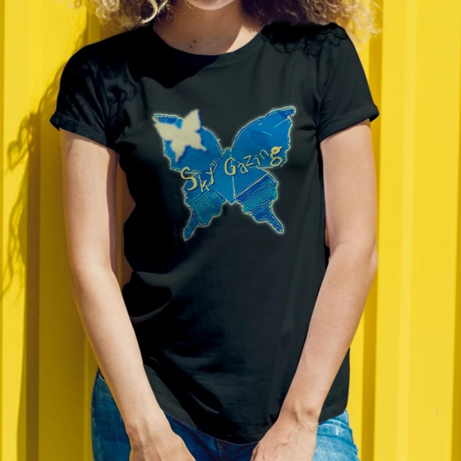 Tranquil Womens Short Sleeve T Shirt Sky Gazing Design with Blue Butterfly Graphic for a Serene and Dreamy Look XXXXXL чорний
Tranquil Womens Short Sleeve T Shirt Sky Gazing Design with Blue Butterfly Graphic for a Serene and Dreamy Look XXXXXL чорний
