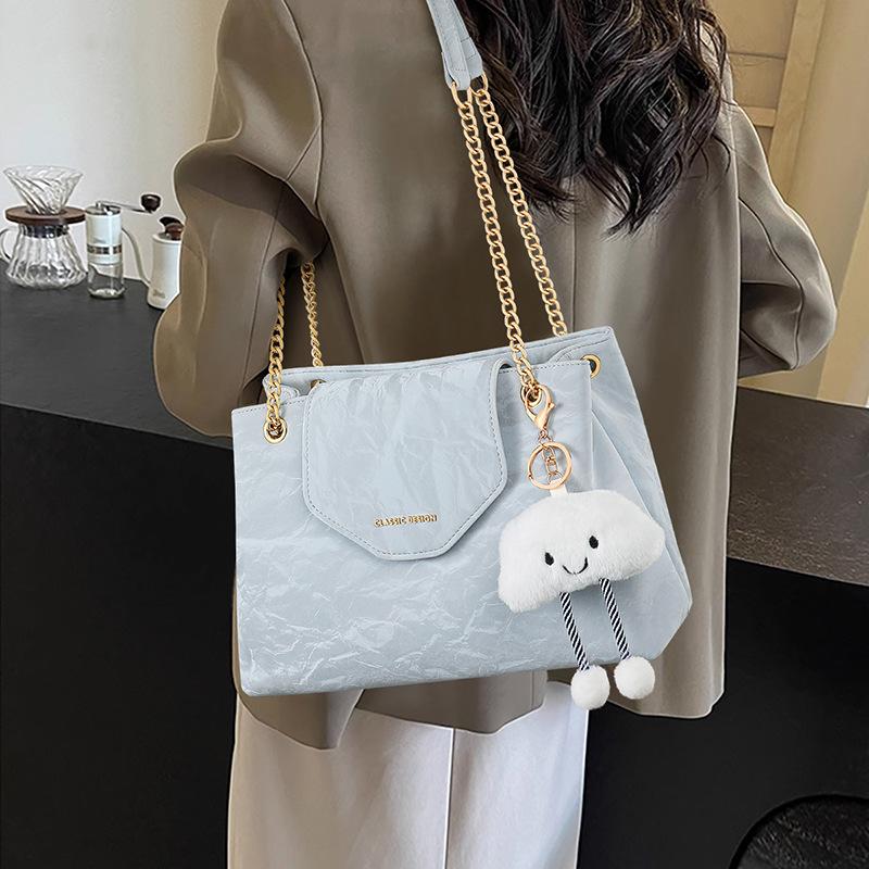 Tote bag, new women s bag, summer shoulder bag, high-end sense, large-capacity portable commuter bag.
Tote bag, new women s bag, summer shoulder bag, high-end sense, large-capacity portable commuter bag.