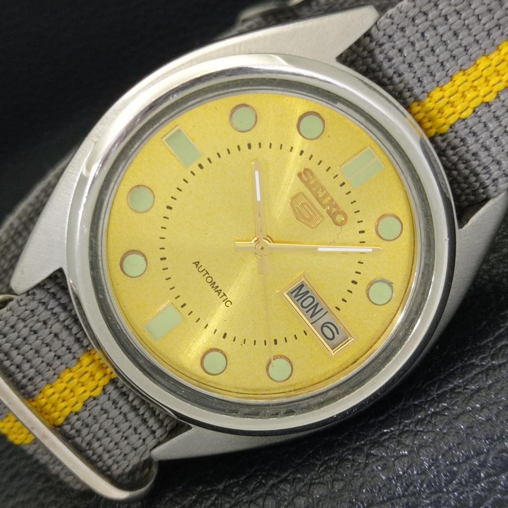 USED VINTAGE SEIKO 5 AUTOMATIC JAPAN MENS GOLDEN COLOR DIAL WATCH a434273-2 R120-a434273
USED VINTAGE SEIKO 5 AUTOMATIC JAPAN MENS GOLDEN COLOR DIAL WATCH a434273-2 R120-a434273