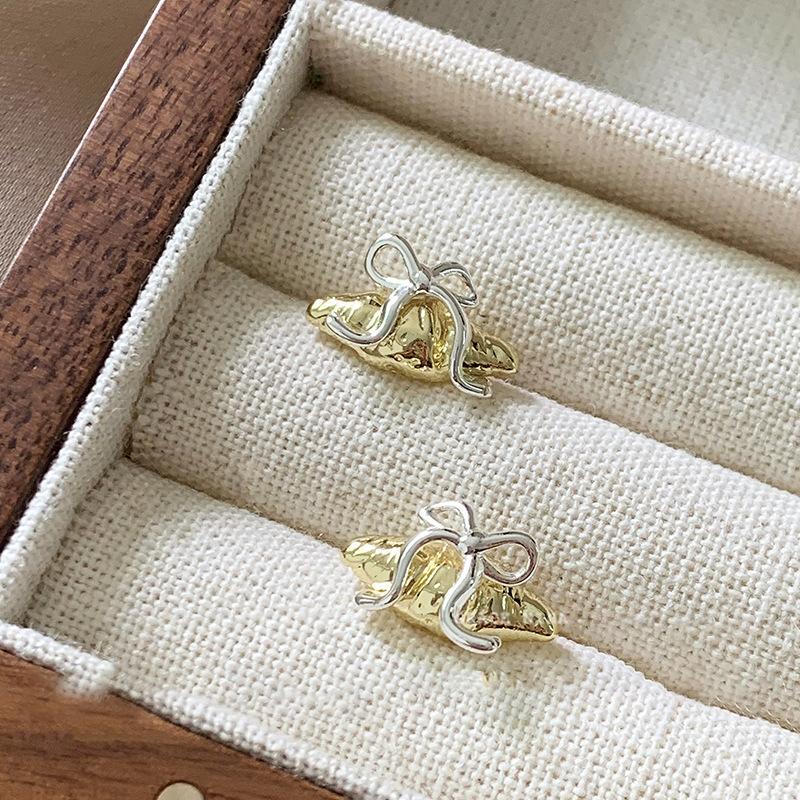 Diamond bow earrings light luxury versatile high-end stud earrings niche fashion simple temperament earrings
Diamond bow earrings light luxury versatile high-end stud earrings niche fashion simple temperament earrings