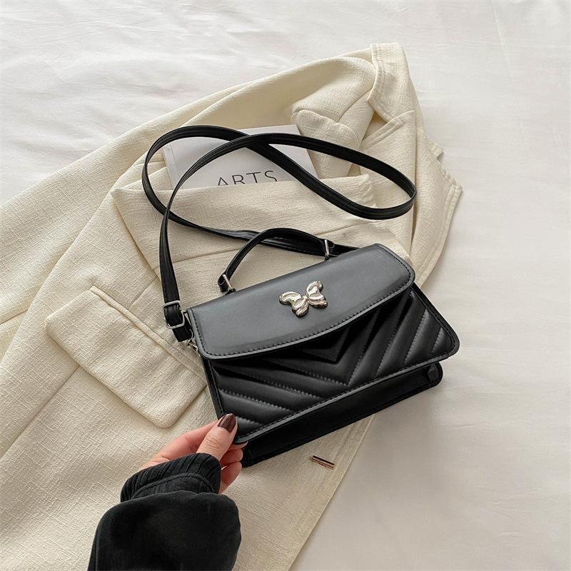 2024 повседневная сумка через плечо, нишевая простая портативная маленькая квадратная сумка, женская простая модная сумка-мессенджер, новая корейская версия, женская сумка чёрный
2024 повседневная сумка через плечо, нишевая простая портативная маленькая квадратная сумка, женская простая модная сумка-мессенджер, новая корейская версия, женская сумка чёрный
