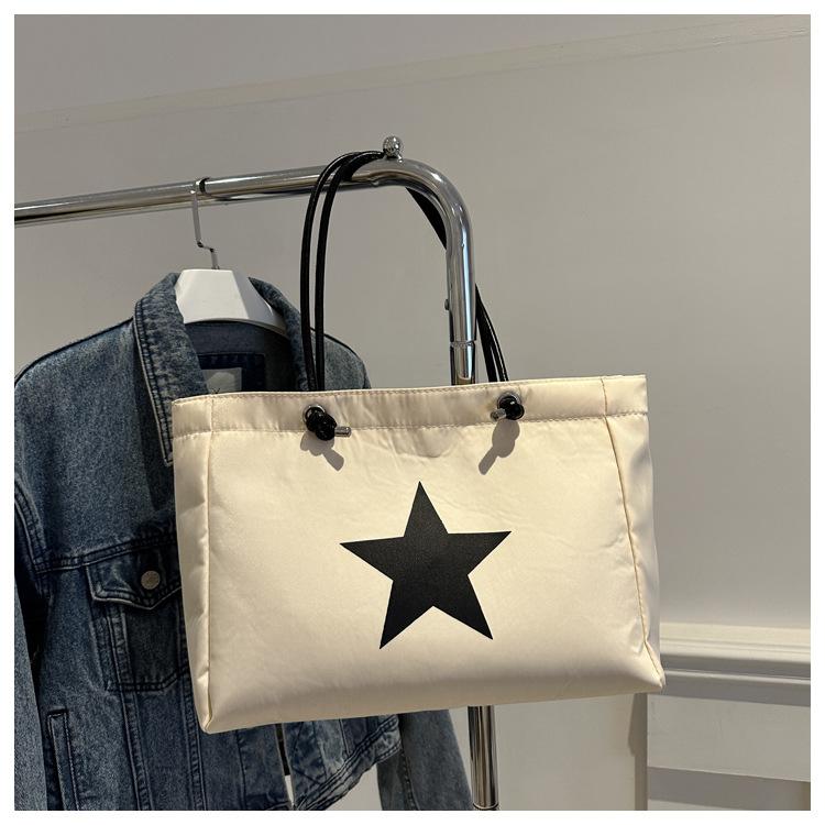 Большая вместительная женская сумка с принтом пятиконечной звезды 2024 года, новая мода, универсальная повседневная портативная сумка через плечо белый
Большая вместительная женская сумка с принтом пятиконечной звезды 2024 года, новая мода, универсальная повседневная портативная сумка через плечо белый