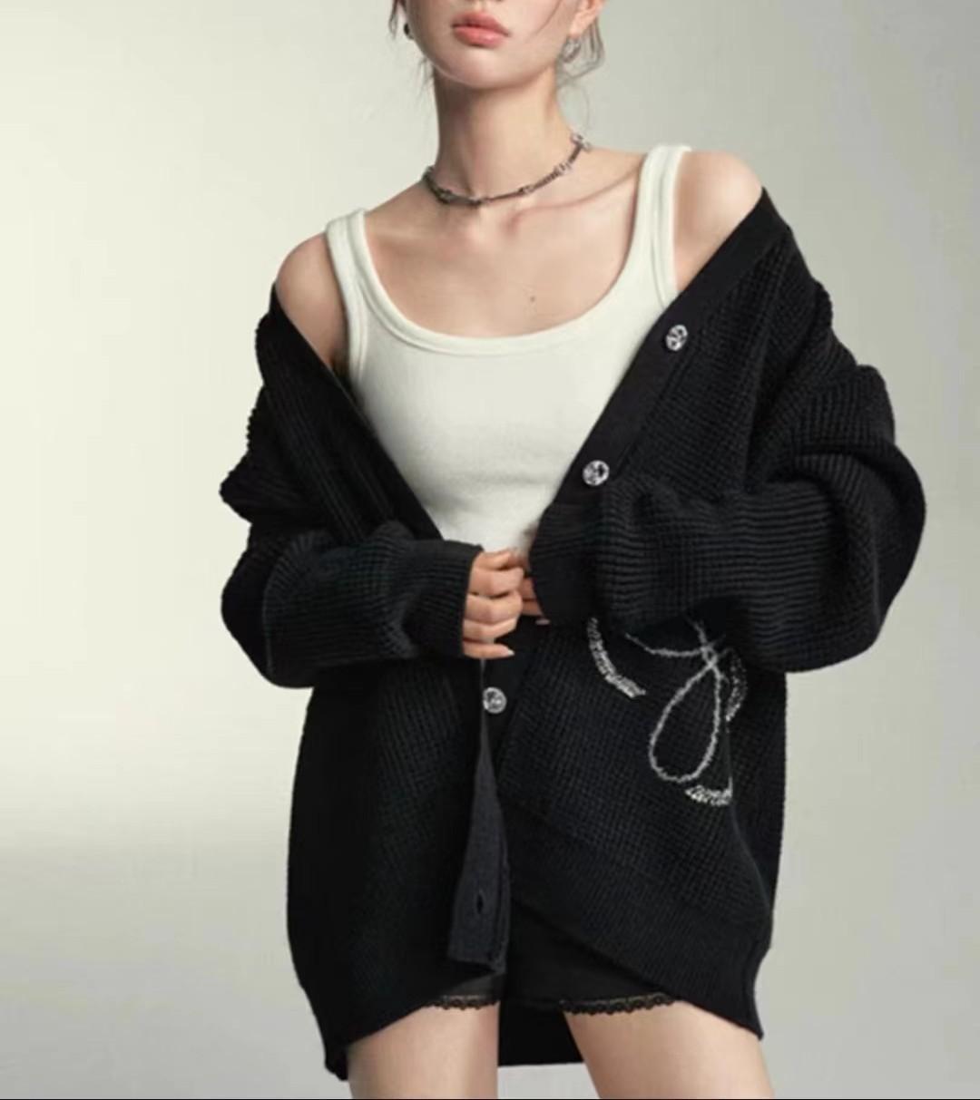 Осень и зима новый свободный повседневный кардиган крупной вязки с V-образным вырезом женский теплый модный универсальный свитер-жакет женский one size fits all чёрный
Осень и зима новый свободный повседневный кардиган крупной вязки с V-образным вырезом женский теплый модный универсальный свитер-жакет женский one size fits all чёрный