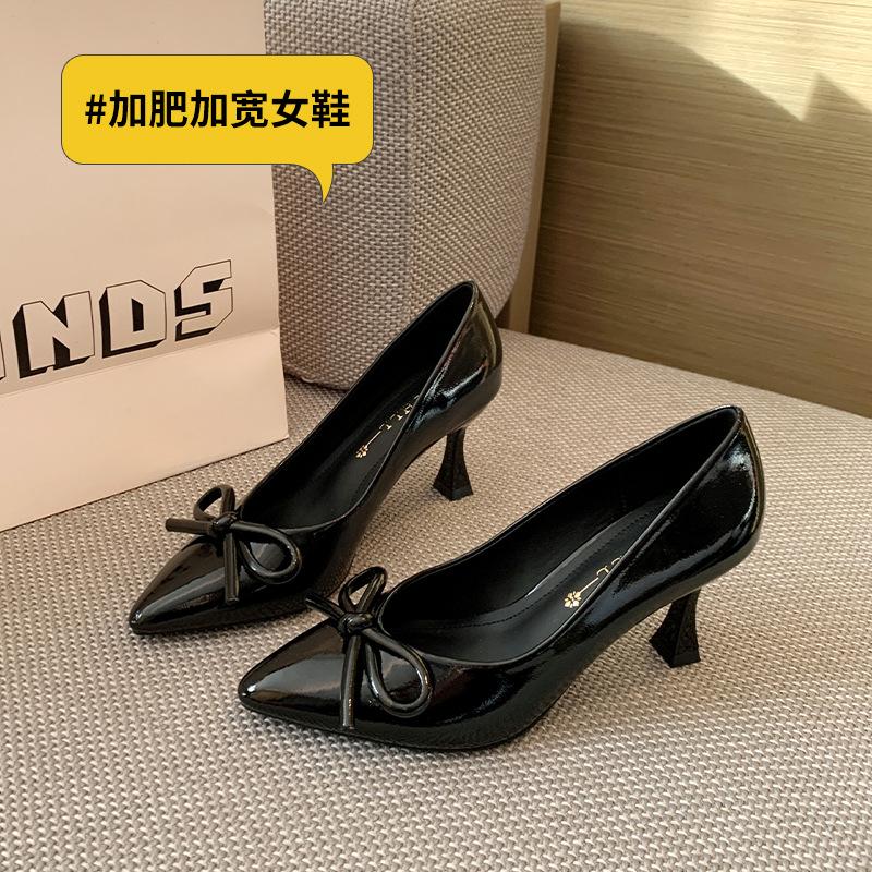 Thin heel high heels New pointed fashion single shoes Wide large size women s shoes 45 чорний
Thin heel high heels New pointed fashion single shoes Wide large size women s shoes 45 чорний