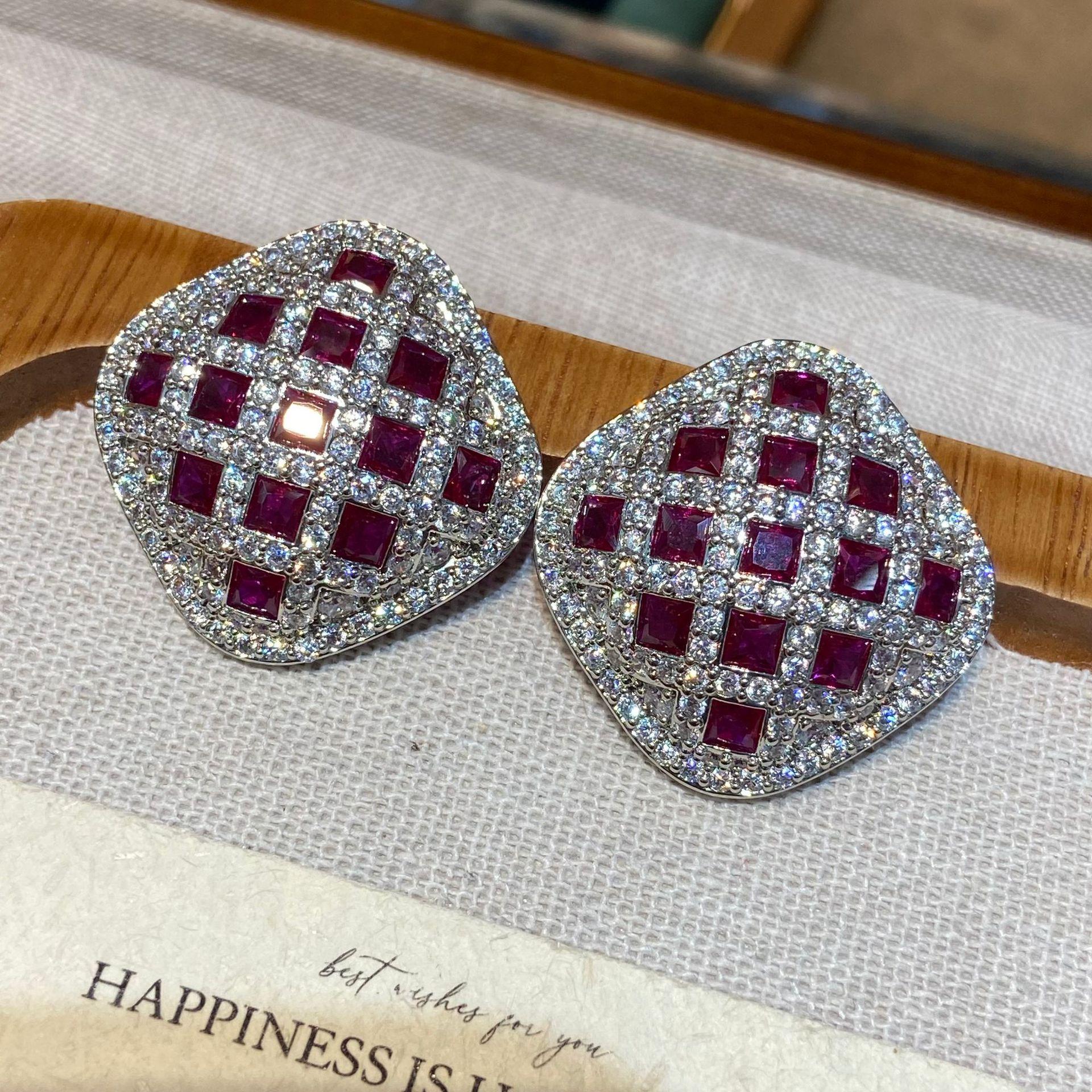 Серьги-гвоздики из красной стали для тяжелой промышленности, слегка инкрустированные, модные и высококлассные квадратные серьги, ретро и высококлассные серьги.
Серьги-гвоздики из красной стали для тяжелой промышленности, слегка инкрустированные, модные и высококлассные квадратные серьги, ретро и высококлассные серьги.