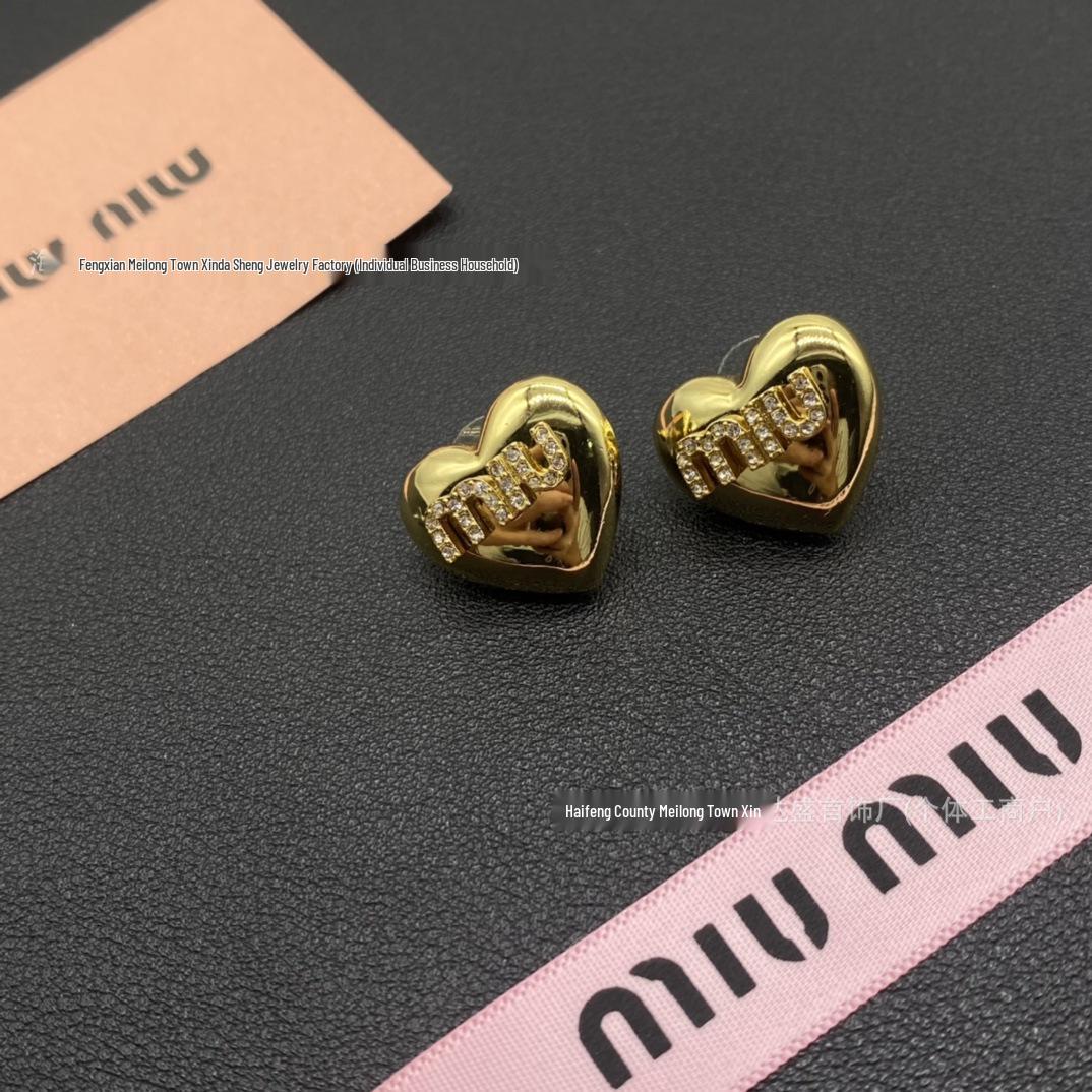 Серьги-пусеты Miu Miu Сердце Эмаль - Женская Мода Универсальные Высокая Версия Ювелирные Изделия с Буквами Miu
Серьги-пусеты Miu Miu Сердце Эмаль - Женская Мода Универсальные Высокая Версия Ювелирные Изделия с Буквами Miu