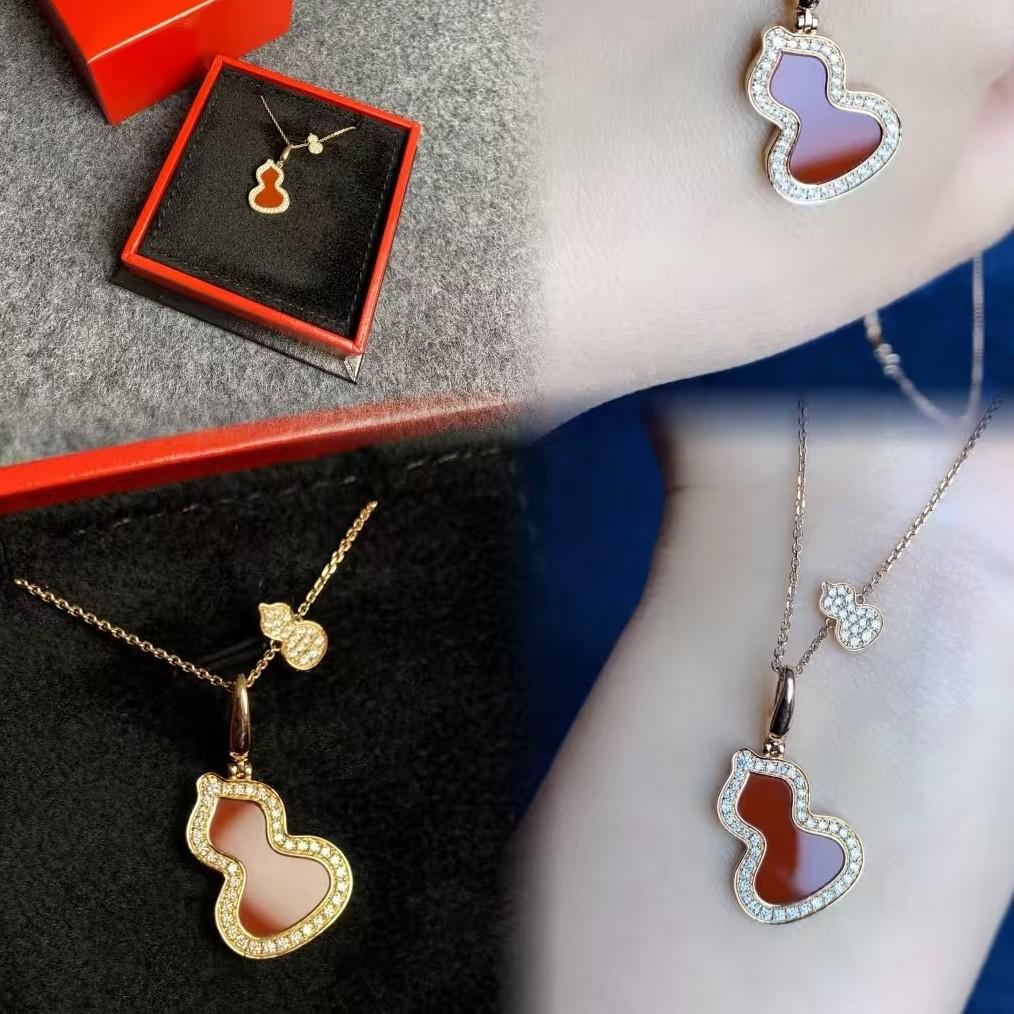 Luxury Gourd Necklace: 18k Rose Gold with White Mother-of-Pearl & Red Chalcedony Pendant
Luxury Gourd Necklace: 18k Rose Gold with White Mother-of-Pearl & Red Chalcedony Pendant