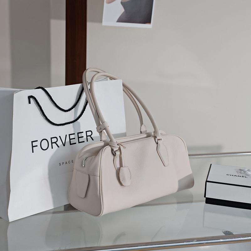 Niche bowling shoulder bag women s new tote bag leather casual commuting large-capacity bag messenger bag Length 33cm thickness 10cm height 18cm білий
Niche bowling shoulder bag women s new tote bag leather casual commuting large-capacity bag messenger bag Length 33cm thickness 10cm height 18cm білий