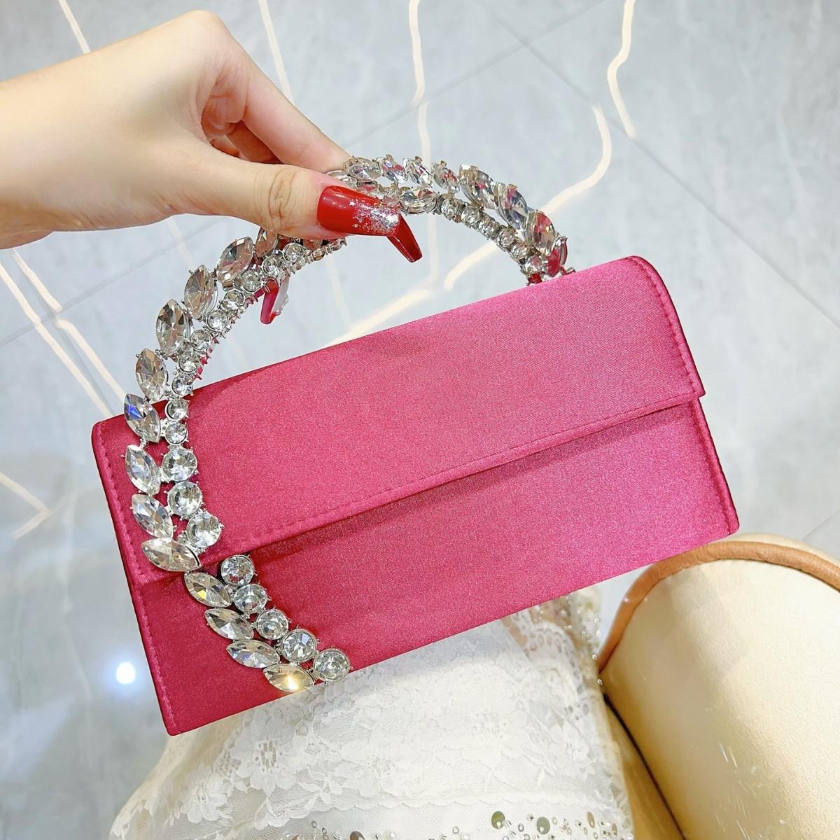 Luxury Satin Metal Handheld Women Handbag Crystal Shiny Rhinestones Diamond Evening Bags Wedding Party Clutch Purse Shoulder Bag розы красного
Luxury Satin Metal Handheld Women Handbag Crystal Shiny Rhinestones Diamond Evening Bags Wedding Party Clutch Purse Shoulder Bag розы красного