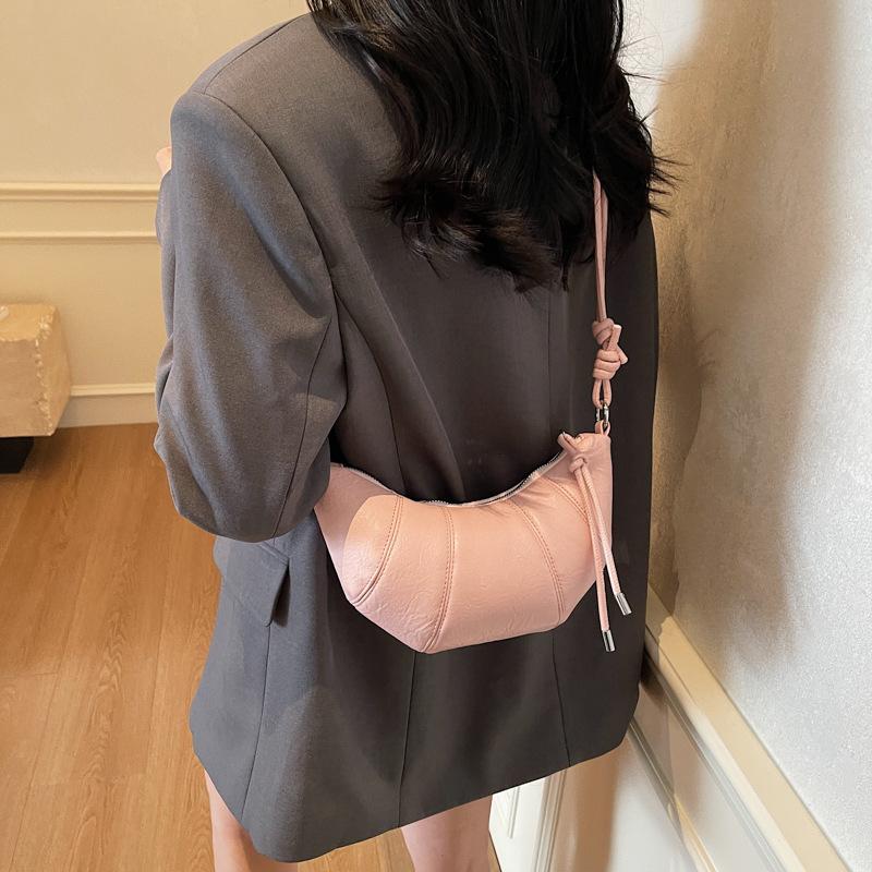 Niche bag women s new spring and summer versatile messenger dumpling bag popular croissant bag чорний
Niche bag women s new spring and summer versatile messenger dumpling bag popular croissant bag чорний
