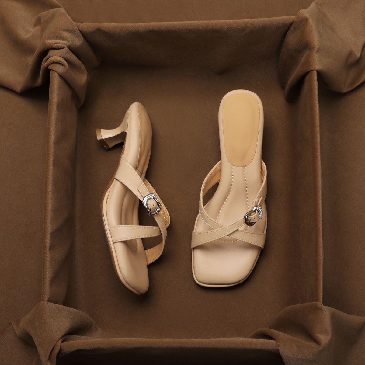 Women s 2025 summer new fashionable and versatile medium-heel thick-heeled design slippers 40 абрикосовый
Women s 2025 summer new fashionable and versatile medium-heel thick-heeled design slippers 40 абрикосовый