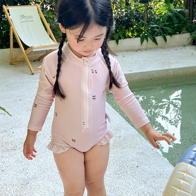 Girls Quick-Dry Floral Long-Sleeve Sunscreen Swimsuit - Summer Princess Design for Small and Medium Children 90cm
Girls Quick-Dry Floral Long-Sleeve Sunscreen Swimsuit - Summer Princess Design for Small and Medium Children 90cm