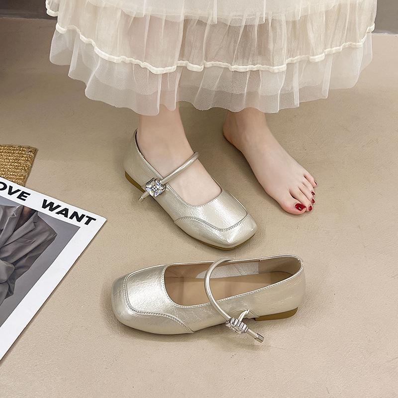Temperament single shoes women s new spring and autumn retro Mary Jane shoes medium heel versatile square head small leather shoes 35
Temperament single shoes women s new spring and autumn retro Mary Jane shoes medium heel versatile square head small leather shoes 35