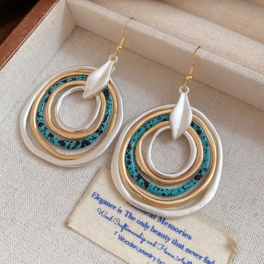 Irregular round multi-layer pendant, ear hook, European and American retro personality temperament earrings, light luxury high-end earrings.
Irregular round multi-layer pendant, ear hook, European and American retro personality temperament earrings, light luxury high-end earrings.