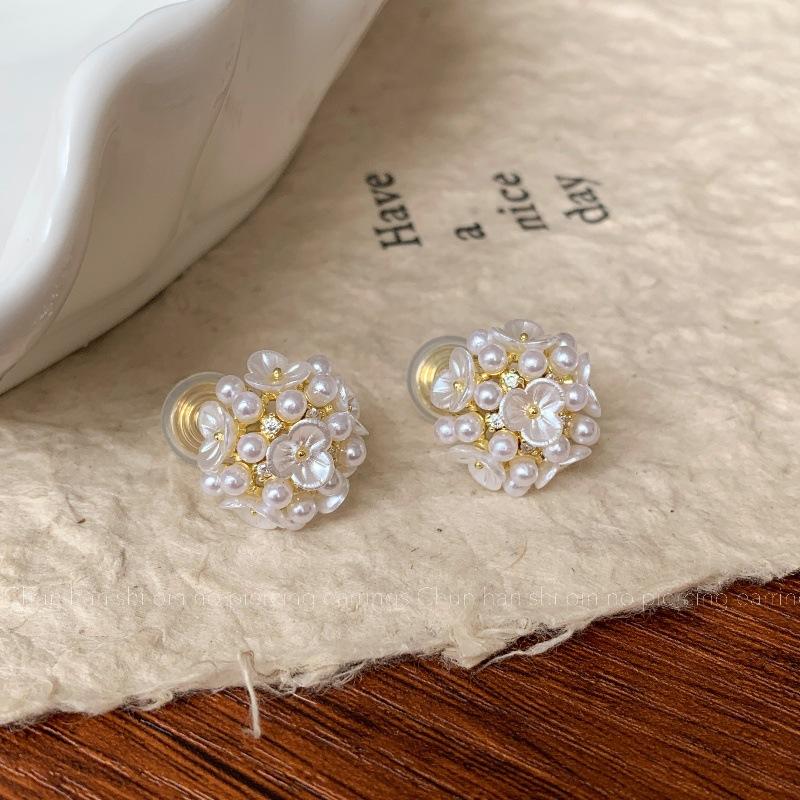 New temperament white embroidery ball pearl ear clip mosquito coil disc light luxury high-end earrings niche design earrings
New temperament white embroidery ball pearl ear clip mosquito coil disc light luxury high-end earrings niche design earrings