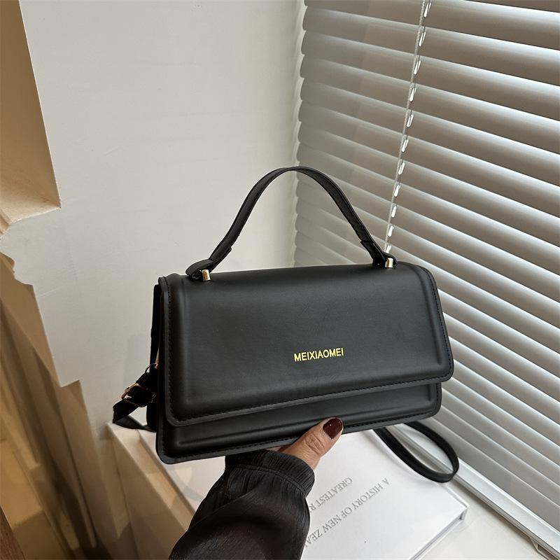 High-end small square bag 2025 autumn and winter new fashionable retro bag niche versatile women s bag shoulder messenger bag чорний
High-end small square bag 2025 autumn and winter new fashionable retro bag niche versatile women s bag shoulder messenger bag чорний