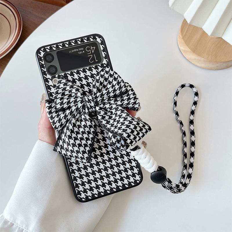 Trendy Brand Personalized Application Samsung Zflip3-4 Black And White Thousand Bird Grid Flower Portable Rope Bow Protective Cover Samsung zflip3
Trendy Brand Personalized Application Samsung Zflip3-4 Black And White Thousand Bird Grid Flower Portable Rope Bow Protective Cover Samsung zflip3