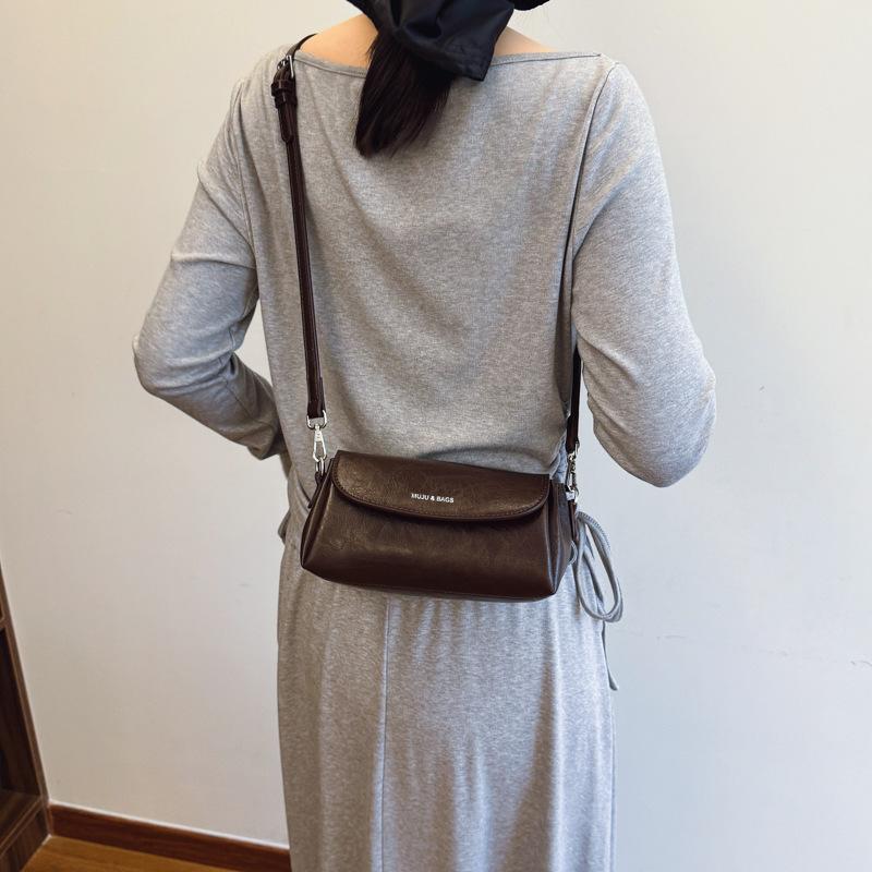 New single shoulder retro winter bag women s versatile 2025 casual women s bag pillow trend niche bag feeling fashion 21*11*12 чорний
New single shoulder retro winter bag women s versatile 2025 casual women s bag pillow trend niche bag feeling fashion 21*11*12 чорний