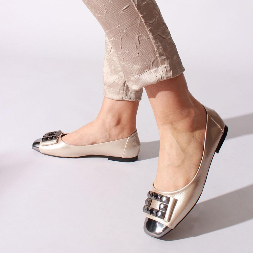 Женская повседневная обувь из лакированной кожи золотистого цвета с мятой отделкой
Женская повседневная обувь из лакированной кожи золотистого цвета с мятой отделкой