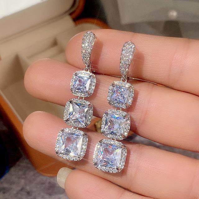 Великолепные серьги для дам с темпераментом и блестящими красными/синими/белыми/зелеными квадратными фианитами, роскошные вечерние ювелирные аксессуары для женщин
Великолепные серьги для дам с темпераментом и блестящими красными/синими/белыми/зелеными квадратными фианитами, роскошные вечерние ювелирные аксессуары для женщин