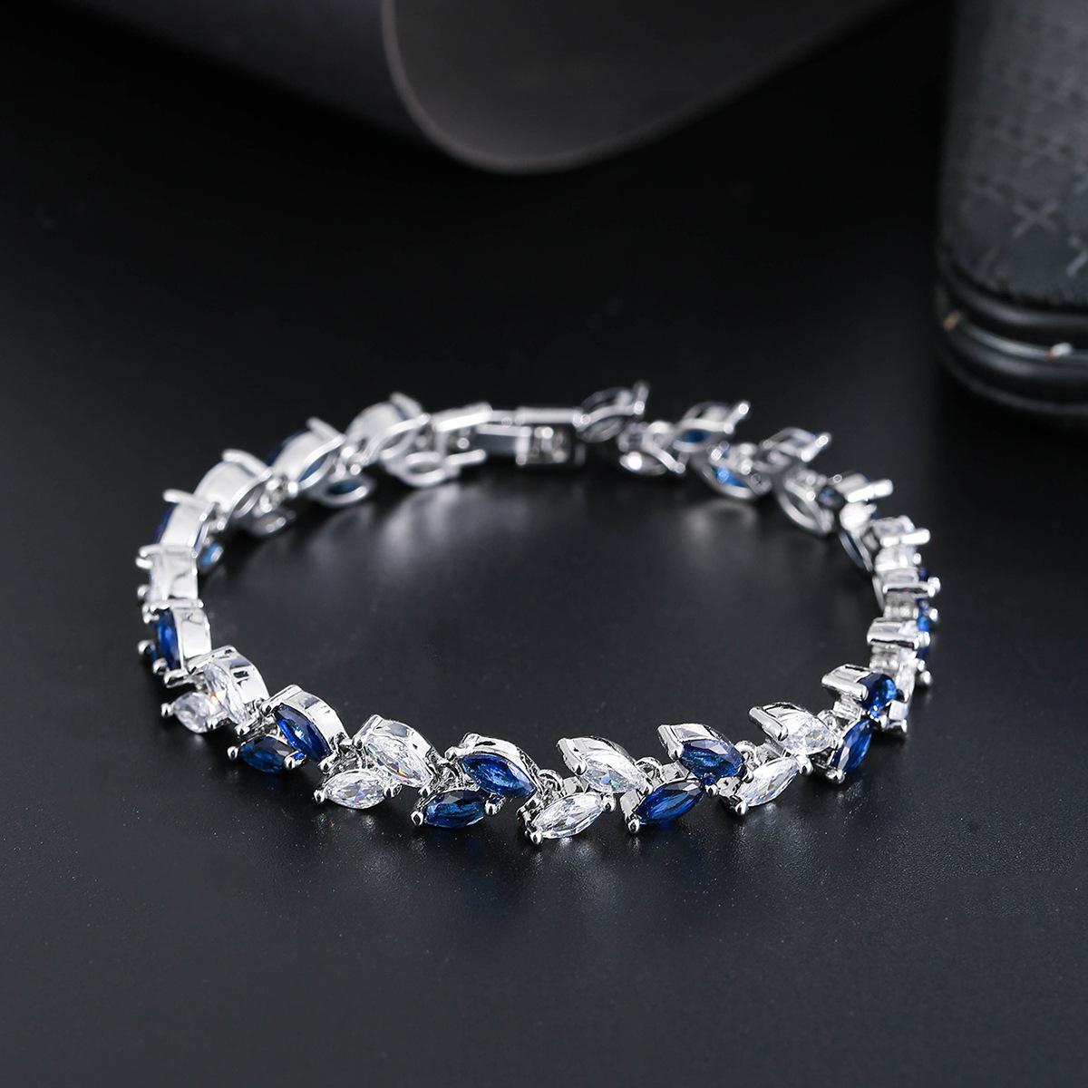 Vintage Interwoven Leaf Zircon Bracelet For Women Cool Street Photogenic Accessory Trendy Fashion Jewelry Gift
Vintage Interwoven Leaf Zircon Bracelet For Women Cool Street Photogenic Accessory Trendy Fashion Jewelry Gift