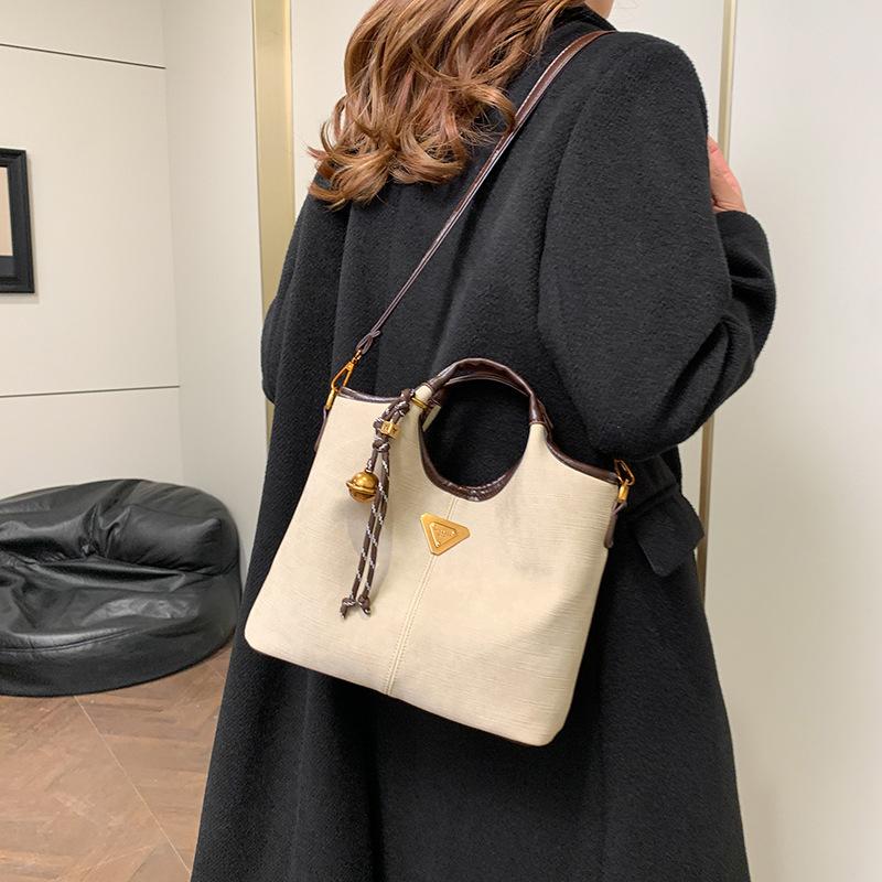 Bucket bag women s 2025 new fashion versatile casual handbag commuter shoulder messenger bag 32*10*23
Bucket bag women s 2025 new fashion versatile casual handbag commuter shoulder messenger bag 32*10*23