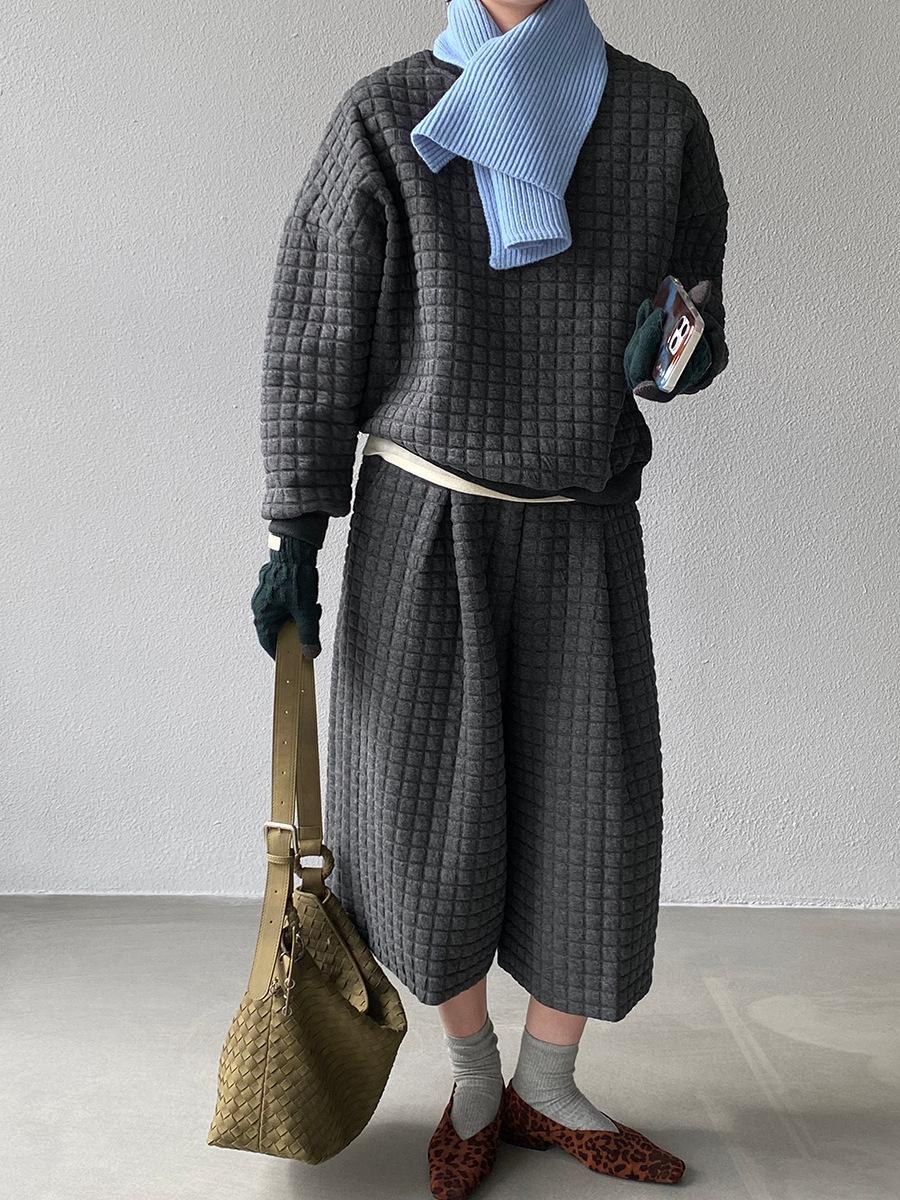 Jiang Zuo Minimalist Lazy Diamond Pattern Quilted Sweatshirt & Wide Leg Pants Set Y232 One Size
Jiang Zuo Minimalist Lazy Diamond Pattern Quilted Sweatshirt & Wide Leg Pants Set Y232 One Size