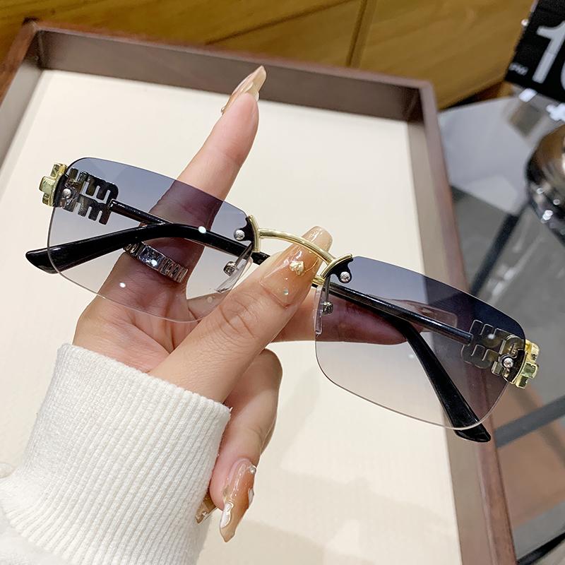 Модные безободковые солнцезащитные очки с градиентными линзами, трендовые квадратные, с маленькой оправой, женские солнцезащитные очки, УФ-защита, 90291
Модные безободковые солнцезащитные очки с градиентными линзами, трендовые квадратные, с маленькой оправой, женские солнцезащитные очки, УФ-защита, 90291