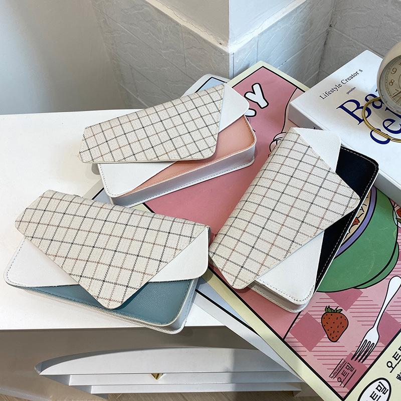 Small fresh contrasting color plaid women s bag fashion trend geometric flip small square bag personalized printing shoulder mobile phone bag
Small fresh contrasting color plaid women s bag fashion trend geometric flip small square bag personalized printing shoulder mobile phone bag