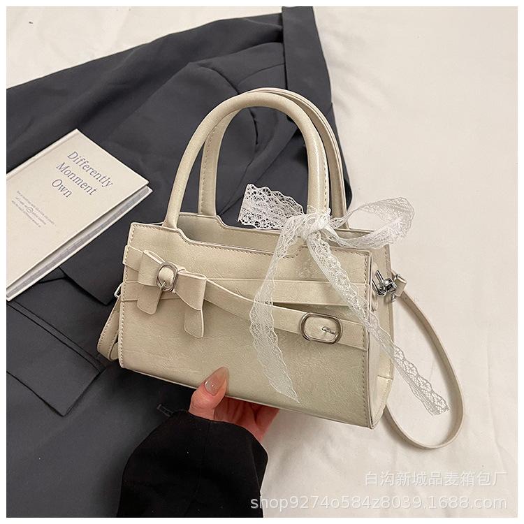 High-end hand-held bow small square bag 2025 spring new niche simple fashion versatile casual shoulder bag
High-end hand-held bow small square bag 2025 spring new niche simple fashion versatile casual shoulder bag