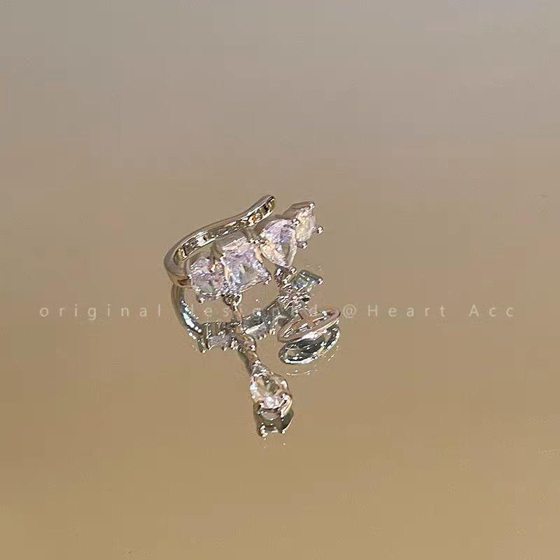 Роскошные клипсы-каффы с кисточками в виде эльфа для осени/зимы – элегантные серьги без проколов для женщин Right
Роскошные клипсы-каффы с кисточками в виде эльфа для осени/зимы – элегантные серьги без проколов для женщин Right