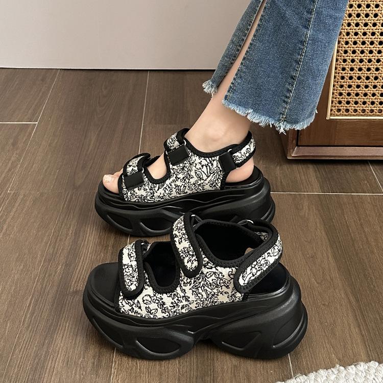 Platform sandals women s summer sports Velcro sandals 2025 new pleated fashion versatile beach Roman shoes 35
Platform sandals women s summer sports Velcro sandals 2025 new pleated fashion versatile beach Roman shoes 35