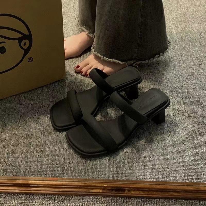 thick heel with cool slippers women s outer wear 2025 summer new French retro temperament high heels niche sandals 35
thick heel with cool slippers women s outer wear 2025 summer new French retro temperament high heels niche sandals 35