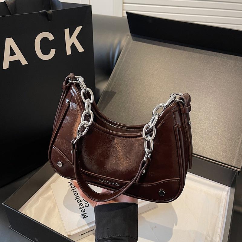 Popular women s bags retro lacquered single shoulder underarm bag method stick bag 2025 new high-end commuter messenger bag
Popular women s bags retro lacquered single shoulder underarm bag method stick bag 2025 new high-end commuter messenger bag