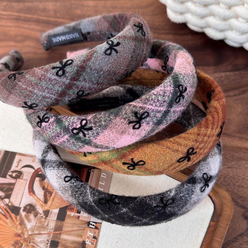 Winter Retro Plaid Headbands Gentle Plush Bow Print Wide Hair Hoop for Women Fashion Temperament Hair Band Female Headdress New
Winter Retro Plaid Headbands Gentle Plush Bow Print Wide Hair Hoop for Women Fashion Temperament Hair Band Female Headdress New