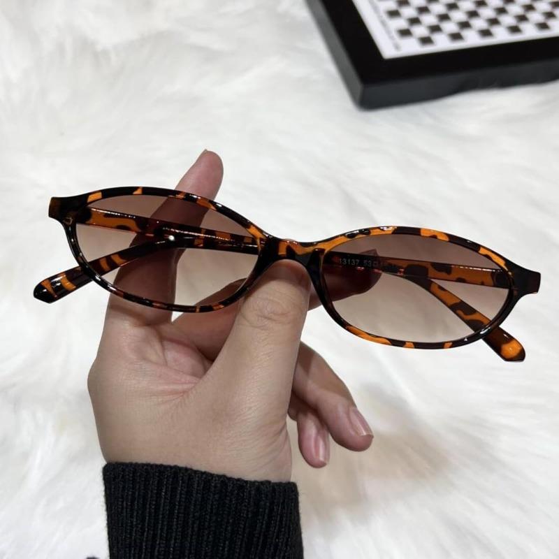 Retro Cat Eye Y2K Fashionable Glasses for Men and Women Non Fashionable Glasses Lightweight Daily Glasses Suitable for Parties
Retro Cat Eye Y2K Fashionable Glasses for Men and Women Non Fashionable Glasses Lightweight Daily Glasses Suitable for Parties