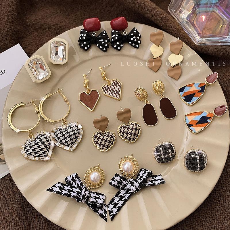 Personalized thousand bird grid love earrings spring and summer new plaid geometric earrings versatile temperament stud earrings women
Personalized thousand bird grid love earrings spring and summer new plaid geometric earrings versatile temperament stud earrings women