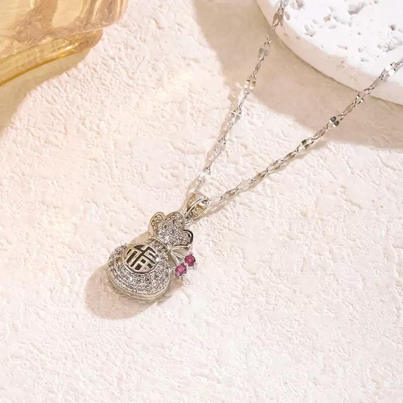 Модне кольє для жіночих ювелірних виробів срібний
Модне кольє для жіночих ювелірних виробів срібний