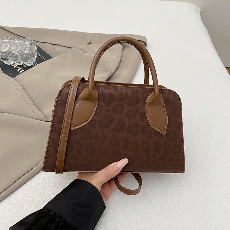 Autumn and winter bags women s new high-end matte retro shoulder bag to work small bag large capacity tote bag
Autumn and winter bags women s new high-end matte retro shoulder bag to work small bag large capacity tote bag