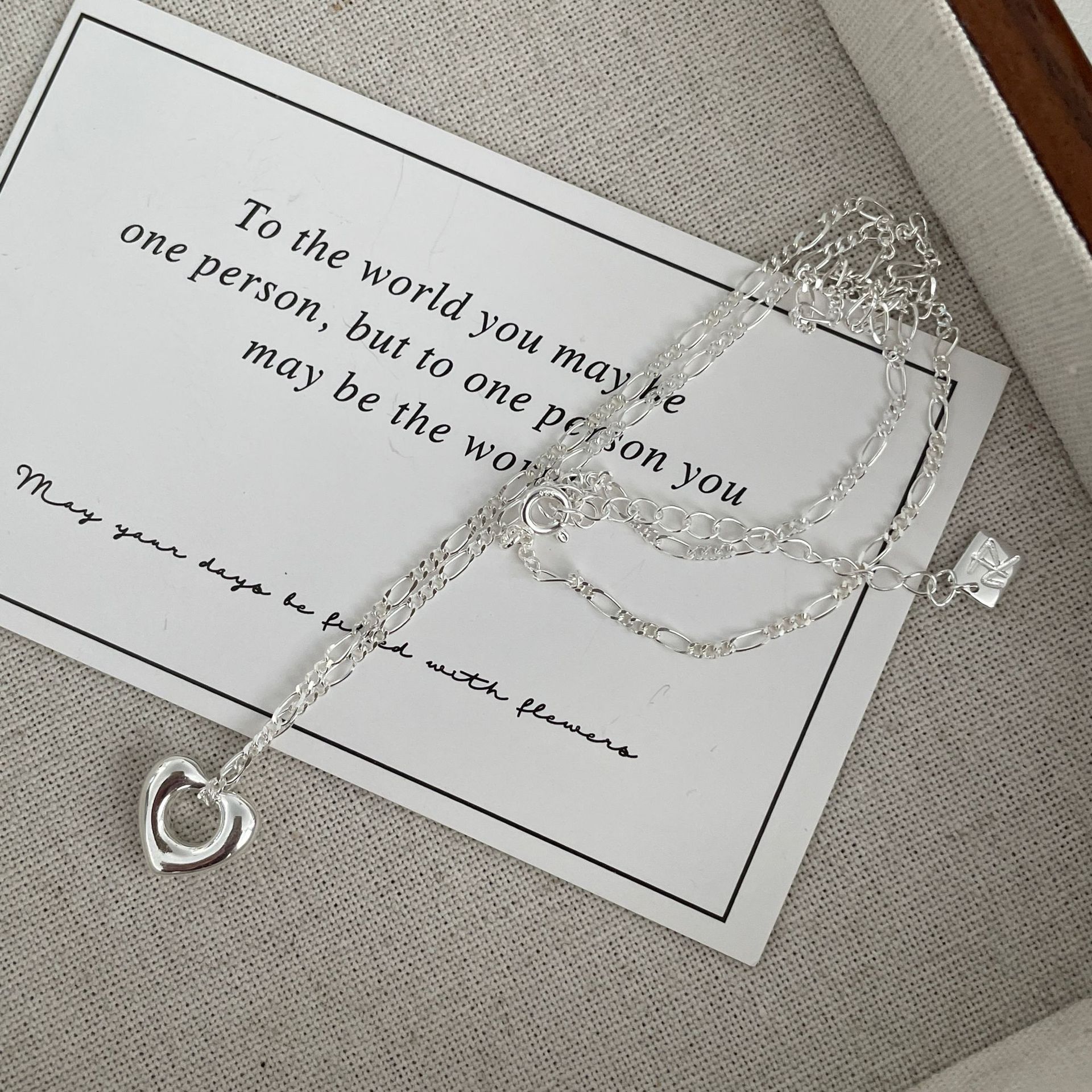 Korean version of niche design sense 925 silver hollow heart necklace women s cold wind temperament love collarbone chain 925 sterling silver
Korean version of niche design sense 925 silver hollow heart necklace women s cold wind temperament love collarbone chain 925 sterling silver