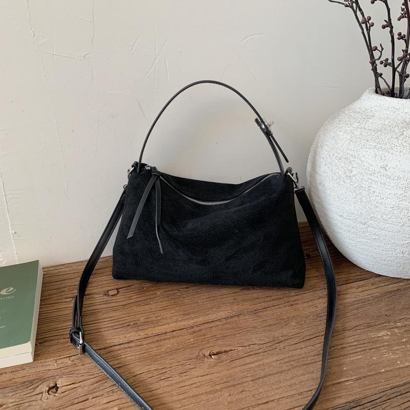 Autumn and winter matte retro pillow bag large-capacity women s bag fashionable and simple shoulder bag messenger bag чёрный
Autumn and winter matte retro pillow bag large-capacity women s bag fashionable and simple shoulder bag messenger bag чёрный