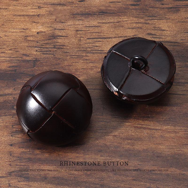 2 шт. Плетені вручну коричневі шкіряні футбольні ґудзики, Високоякісний костюм, Пальто, Тренч, Чорні ґудзики 30mm brown
2 шт. Плетені вручну коричневі шкіряні футбольні ґудзики, Високоякісний костюм, Пальто, Тренч, Чорні ґудзики 30mm brown